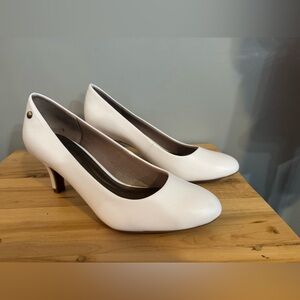 Life Stride Elegant White Heels NWOT